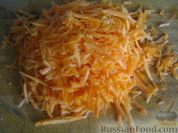 Постный суп харчо: Почистить и помыть морковь. Нарезать соломкой или натереть на крупной терке.