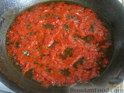 Постный суп харчо: Нагреть сковороду, налить растительное масло. Обжарить в нем томатную пасту в течение 5- 7 минут, помешивая.