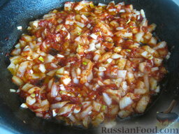 Постный суп харчо: Добавить в томатную пасту порезанный лук и чеснок.