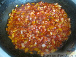 Постный суп харчо: Обжарить лук и чеснок с томатной пастой 2-3 минуты, помешивая.