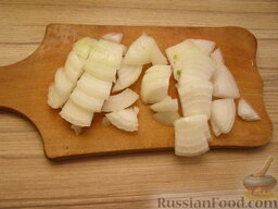 Картофель, тушенный с овощами: Как приготовить тушеный картофель с овощами:    Лук очистить, вымыть и нарезать.