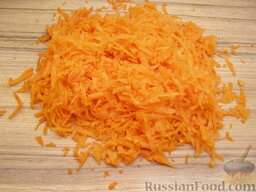 Картофель, тушенный с овощами: Морковь начистить, вымыть и натереть на крупной терке.