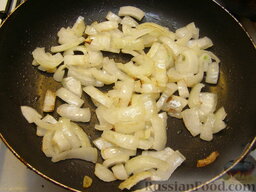 Картофель, тушенный с овощами: На сковороде нагреть 1 ст. ложку растительного масла. Обжаривать лук на среднем огне, помешивая, 7-10 минут, до золотистого цвета. Обжаренный лук переложить в казан или кастрюлю с толстым дном (на 800 г картофеля я беру казан объемом 3 литра).