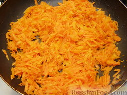 Картофель, тушенный с овощами: Добавить 2 ст. ложки растительного масла. Обжарить морковь. Жарить ее нужно тоже на среднем огне, время от времени перемешивая, примерно 10-12 минут. Переложить морковь к луку.