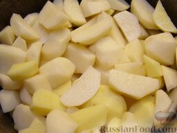 Картофель, тушенный с овощами: Картофель очистить, вымыть и нарезать ломтиками.