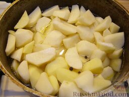 Картофель, тушенный с овощами: Выложить картофель к обжаренным овощам, залить водой 