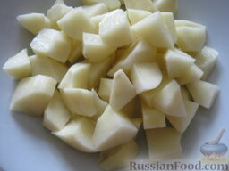 Суп картофельный со свежими грибами: Как приготовить суп картофельный с грибами:    Очистить и помыть картофель. Порезать на кубики.