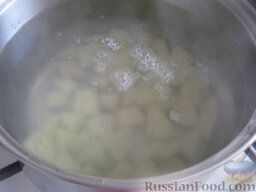 Суп картофельный со свежими грибами: Вскипятить 2,5 л воды. Опустить картофель. Варить 15-20 минут.