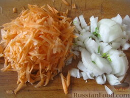 Суп картофельный со свежими грибами: Очистить и помыть лук и морковь. Лук нарезать мелко кубиками. Морковь натереть на  крупную терку или нарезать соломкой.