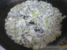 Суп картофельный со свежими грибами: Разогреть сковороду, налить растительное масло. выложить лук. Обжарить, помешивая, на среднем огне 1-2 минуты.