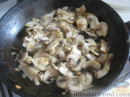 Суп картофельный со свежими грибами: К луку добавить грибы. Тушить, помешивая 4-6 минут.