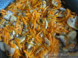 Суп картофельный со свежими грибами: Затем добавить морковь. Тушить все помешивая 3-4 минуты.