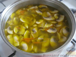 Суп картофельный со свежими грибами: Выложить зажарку и макаронные изделия. Посолить и поперчить. Варить под крышкой 5-10 минут, до готовности макарон.