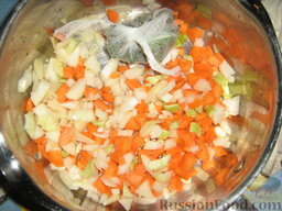 Бразато из говядины: Лук и морковь режем кубиками. Складываем в кастрюлю, туда же помещаем марлю со специями.