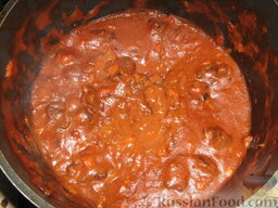 Бразато из говядины: Добавляем томатный сырой соус и варим еще полчасика.