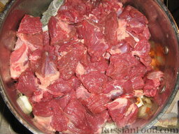 Бразато из говядины: Мясо нарезаем кубиками средней величины (чтоб удобно было кушать) и помещаем в ту же кастрюлю.