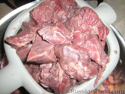 Бразато из говядины: По истечении времени мясо достаем, выкладываем в дуршлаг.