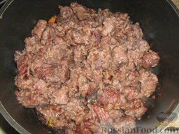 Бразато из говядины: В непригораемой кастрюле обжариваем мясо до образования корочки.