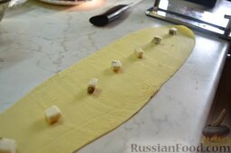 Равиоли с креветками: Укладываем кусочки сыра.