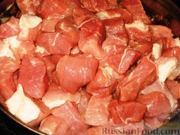 Перкельт: Положить мясо и все вместе тушить на умеренном огне под крышкой, следя за тем, чтобы жидкости в сковороде не было слишком мало.