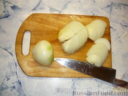 Шашлык из свинины, маринованный в томате: Репчатый лук очистить и нарезать полукольцами.