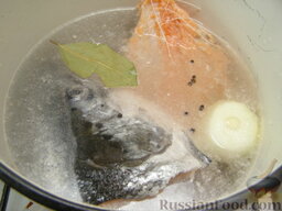 Рыбный суп "Финские мотивы": Как приготовить рыбный суп со сливками:    Голову, хвост, хребет семги промыть. Жабры удалить.  Луковицу очистить и вымыть, разрезать пополам.  В кастрюлю выложить 