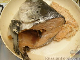 Рыбный суп "Финские мотивы": Затем рыбу и лук вынуть. Лук выбросить.