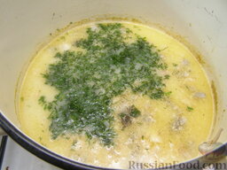 Рыбный суп "Финские мотивы": Толченый картофель, рыбу и зелень добавить обратно в бульон. Довести до кипения и варить рыбный суп еще 5 минут.