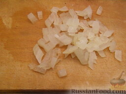 Рыбный суп "Финские мотивы": Сырую половину луковицы мелко нарезать.