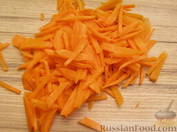 Рыбный суп "Финские мотивы": Морковь очистить и нашинковать.