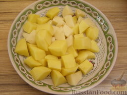 Рыбный суп "Финские мотивы": Картофель очистить, вымыть, нарезать. 1-2 картофелины можно не разрезать.