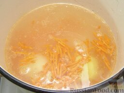 Рыбный суп "Финские мотивы": Бульон снова налить в кастрюлю, довести до кипения. Добавить лук, морковь и картофель. Варить 15 минут.