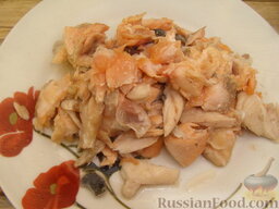 Рыбный суп "Финские мотивы": Пока овощи варятся, тщательно отобрать мякоть с хребта, хвоста и из головы рыбы.