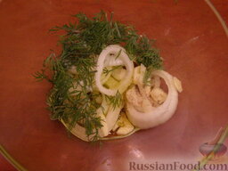 Маринад для шашлыка из рыбы: Лук, чеснок, укроп смешать. Добавить соль, перец, оливковое масло.