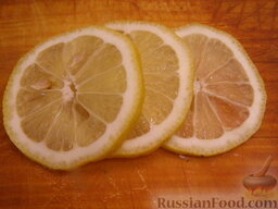 Маринад для шашлыка из рыбы: Когда остальные ингредиенты смешаны, нарезать тонкими дольками лимон.