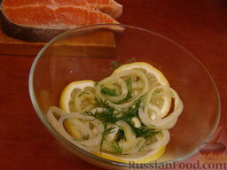 Маринад для шашлыка из рыбы: Добавить лимон в маринад и сразу же положить в маринад подготовленные кусочки рыбы.