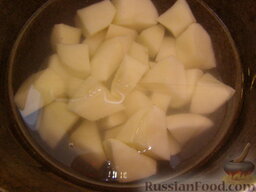 Картофельные котлеты с брынзой и сырным соусом: Как приготовить картофельные котлеты с брынзой:    Картофель очистить, нарезать, отварить в воде с 0,5 ч. ложки соли. Воду слить.