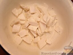 Картофельные котлеты с брынзой и сырным соусом: Брынзу мелко нарезать.