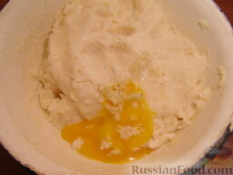 Картофельные котлеты с брынзой и сырным соусом: Добавить желтки яиц. Выдавить чеснок. Все тщательно перемешать.