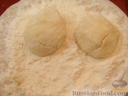 Картофельные котлеты с брынзой и сырным соусом: Картофельную массу ложкой выкладывать в тарелку с мукой. Тщательно обвалять в муке со всех сторон, формируя котлетки размером  куриное яйцо.