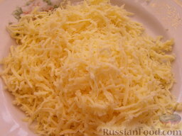 Картофельные котлеты с брынзой и сырным соусом: Для соуса: сыр натереть на мелкой терке.