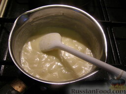 Картофельные котлеты с брынзой и сырным соусом: Понемногу добавить муку и сыр, тщательно перемешать.