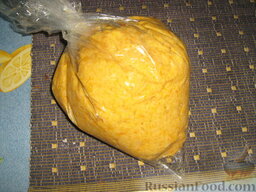 Ньокки из тыквы и картофеля: Наполняем его тестом и отрезаем уголок.