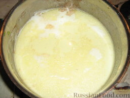 Ньокки по-римски (Gnocchi alla Romana): Как приготовить ньокки по-римски:    Молоко доводим до кипения, солим, добавляем мускатный орех и половину масла. Размешиваем.