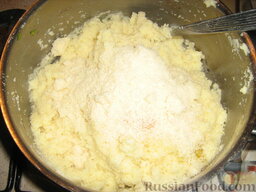Ньокки по-римски (Gnocchi alla Romana): Добавляем тертый пармезан, яйцо. Проверяем на соль.