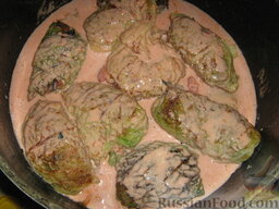 Голубцы из савойской капусты с мясо-грибной начинкой: Заливаем голубцы из савойской капусты оставшимся соусом.