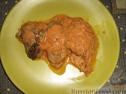 Голубцы из савойской капусты с мясо-грибной начинкой: Подаем голубцы из савойской капусты с соусом.