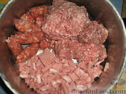 Голубцы из савойской капусты с мясо-грибной начинкой: В кастрюльку помещаем фарш, домашние колбаски и колбасу, нарезанную кубиками.