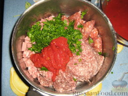 Голубцы из савойской капусты с мясо-грибной начинкой: Добавляем отжатые измельченные помидоры (сок нам понадобится для соуса, перемещаем его в отдельную миску).