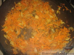 Печеночный тортик: На растительном масле обжарить лук кубиками и морковь, натертую на крупной терке